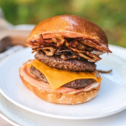 Burgeris su jautiena ir skrudinda šonine